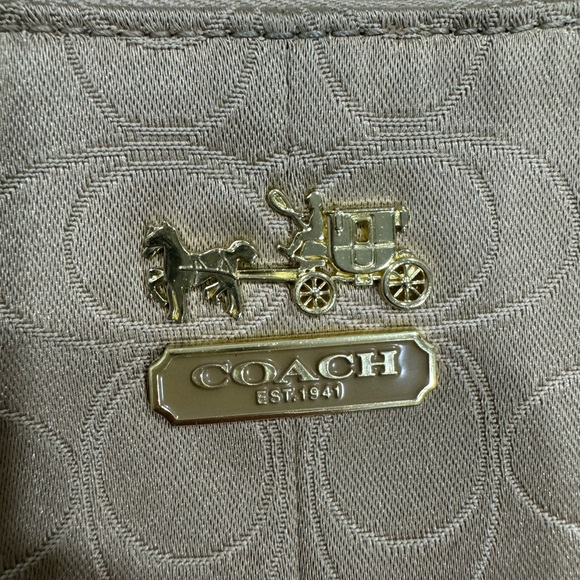 2010 Coach shoulder purse - Picture 2 of 6